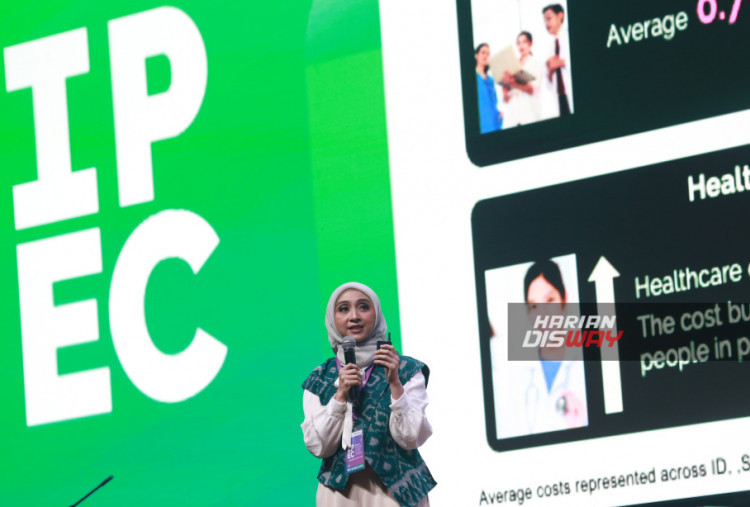 Country Head Opella Healthcare Indonesia, Midha Mulyaningrum berbicara di hadapan 1200 apoteker pada acara Indonesian Pharmacy Expo and Conference 2025, Jakarta (24/5).