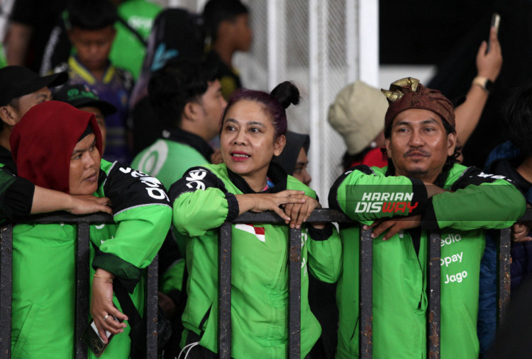 Tak hanya di Jakarta, atmosfer serupa juga terlihat di Bandung. Mitra driver Gojek Bandung turut memeriahkan laga antara Persib Bandung melawan Port FC yang digelar di Stadion Si Jalak Harupat. Rombongan mitra Gojek berkonvoi dari kawasan Kopo menuju stadion, menyemarakkan tribun dengan atribut hijau khas Gojek yang mendominasi pemandangan.