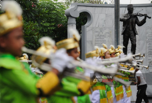 Mereka tiba dengan penuh semangat dan kekaguman, membawa serta alat musik mereka sebagai tanda penghormatan kepada salah satu tokoh penting dalam sejarah musik Indonesia. Acara ziarah ini diadakan sebagai bentuk apresiasi dan penghargaan kepada karya besar WR Supratman yang telah menjadi simbol kebangsaan.
