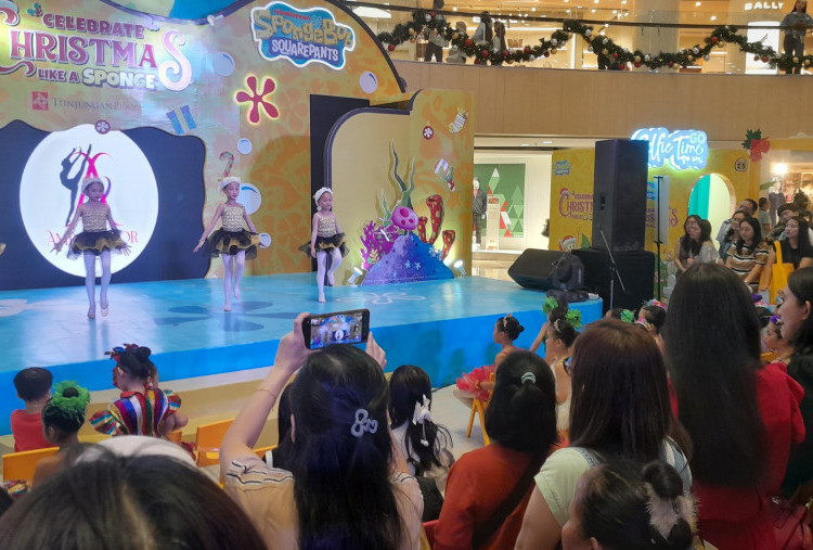 Spongebob Meriahkan Natal di Tunjungan Plaza