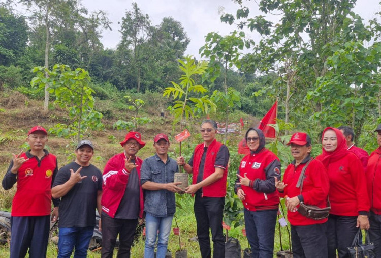 DPC PDIP Mojokerto Tebar Bibit Ikan dan Tanam Sukun di HUT ke-53
