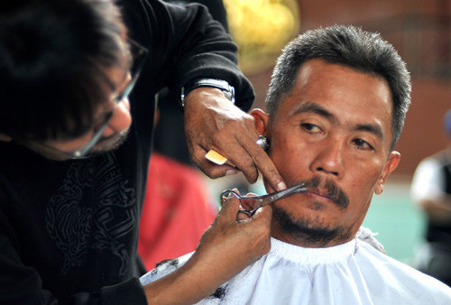 Hartanto warga Surabaya meminta untuk menipiskan kumis. Dalam acara potong rambut massal tersebut warga di bebaskan untuk memilih bentuk potongan rambut sesuai keinginannya.