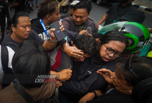 Sejumlah Bonek menghadang unjuk rasa dari Gerakan Sepak Bola Untuk Rakyat di depan Kebun Binatang Surabaya (KBS) Jawa Timur, Kamis (19/1/2023). Bonek menghalangi datangnya masa dalam unjuk rasa yang diikuti 100 orang tersebut dari Gerakan Sepak Bola Untuk Rakyat, yang dipimpin oleh Firman dan Ryu Choirul Adi. Kedatangan masa aksi itu untuk menuntut usut tuntas tragedi Kanjuruhan, Tegakkan supremasi Hukum untuk sepak bola yang baik. dan Revolusi PSSI.