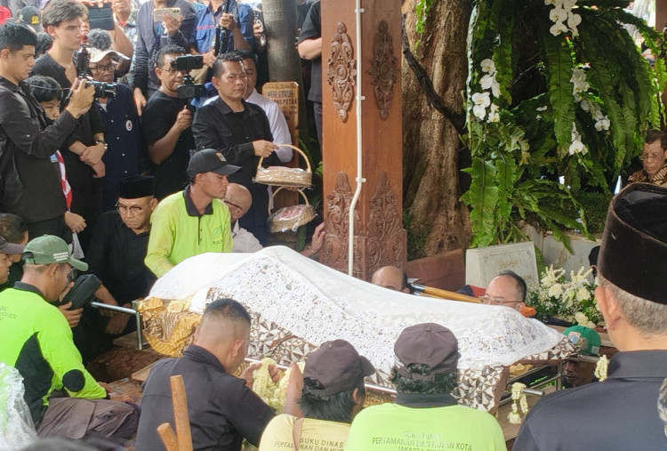 Jenazah Guruh Soekarnoputra Tiba di TPU Karet Bivak, Megawati Mendampingi