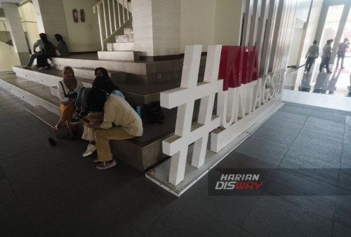 “Beliau adalah Dekan Pertama Fakultas Teknik Sipil, waktu itu namanya Fakultas Teknik Sipil Untag Surabaya, dan Beliau menjadi ketua yayasan mulai tahun 1957 sampai 1974,” jelas Bekti. Sehingga, gedung dengan luas bangunan 6.400 m ini juga sebagai penghargaan ungkapan terima kasih YPTA kepada keluarga besar R. Ing. Soekonjono, yang dalam kesempatan ini juga hadir, sebagai pendiri dan ketua Yayasan Perguruan Tinggi 17 Agustus 1945 Surabaya. (Julian Romadhon/Harian Disway)