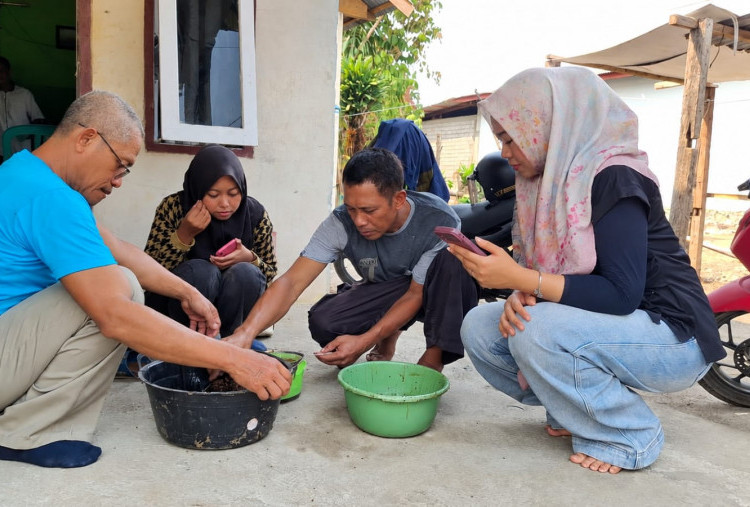 Tim Ekspedisi Patriot Unair Dampingi Masyarakat Panen Madu Trigona Tahudu di Gorontalo Utara
