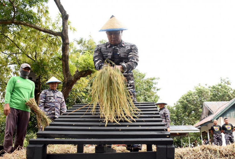 Komandan Pasmar 2 Brigjen TNI (Mar) Nanang Saefulloh, S.E., M.M., menyampaikan bahwa program ketahanan pangan Brigif 2 Marinir merupakan wujud dukungan terhadap Program Ketahanan Pangan TNI Angkatan Laut yang dilaksanakan secara menyeluruh di Kotama  (Komando Utama ) TNI AL.
“Kita patut bersyukur dan berbangga atas berhasilnya panen padi kali ini yang merupakan wujud dari program ketahanan pangan. Semoga hal ini bisa kita lanjutkan di musim tanam berikutnya, dengan hasil yang lebih baik,” ungkapnya.
Dispen Kormar, TNI AL (Sidoarjo).