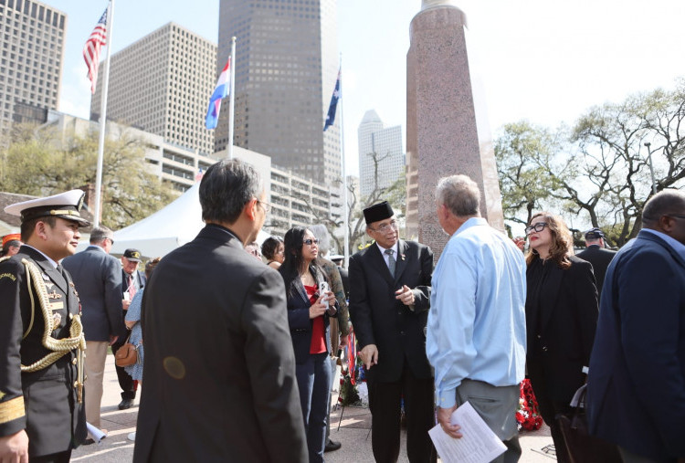 Dari Selat Sunda ke Houston, Ingatan yang Tetap Hidup