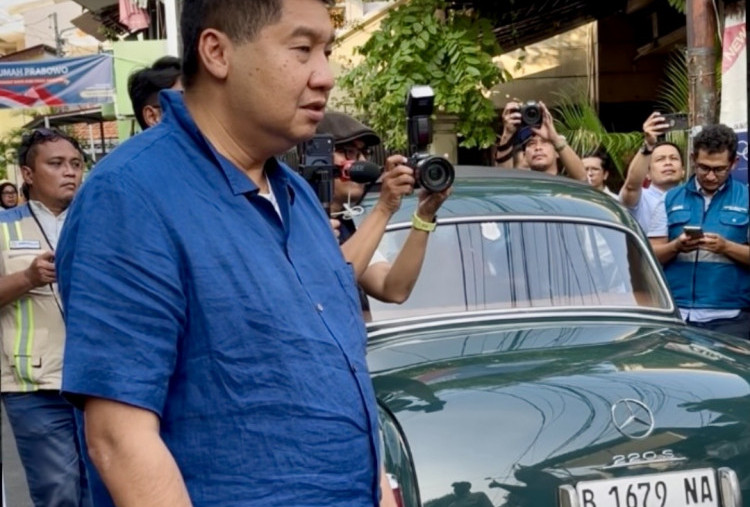 Tiba di Kalipasir Jakpus, Menteri Ara Naik Mobil Antik Mercedes Benz 220S