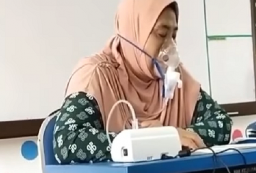 Kisah Haru, Ibu Guru Tetap Mengajar Meski Nebulizer Terpasang di Mulutnya