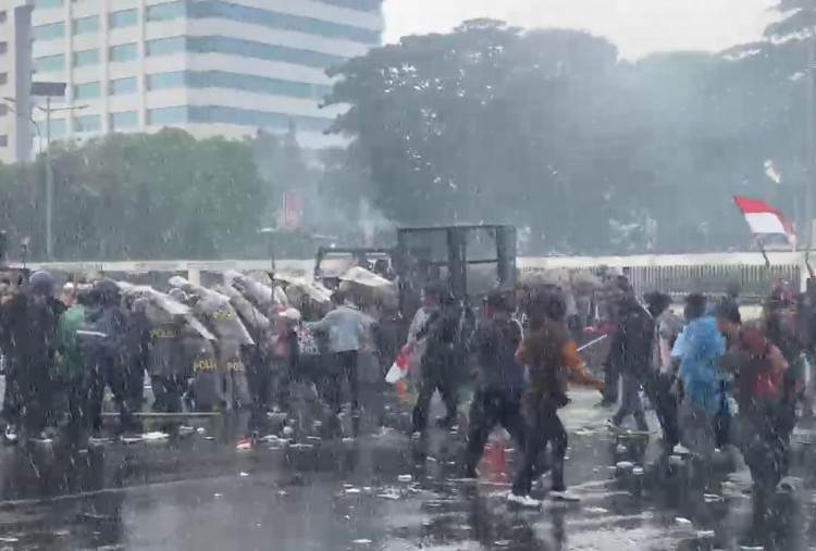  Mahasiswa Ricuh di Depan DPR, Polisi Tembakkan Gas Air Mata