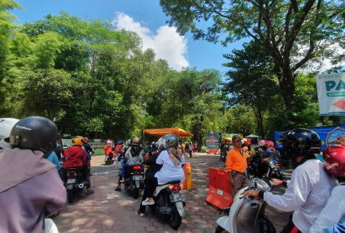 Libur Lebaran, Warga Padati Kebun Binatang Surabaya