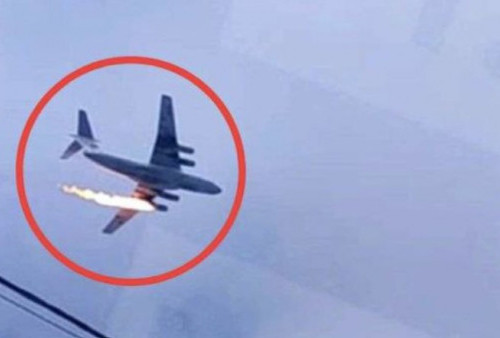 Jatuh! Sayap Pesawat IL-76 Terbakar Hebat, 15 Orang Tewas