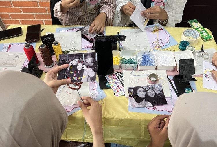 Tren Photo Embroidery: Sulamkan Benang Warna-Warni, Segarkan Kenangan dari Foto Lawas