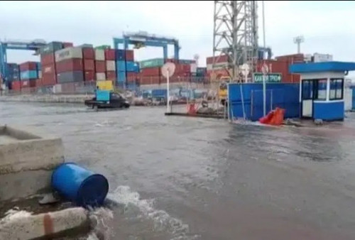 Detik-detik Banjir Rob Terjang Kawasan Pelabuhan Semarang