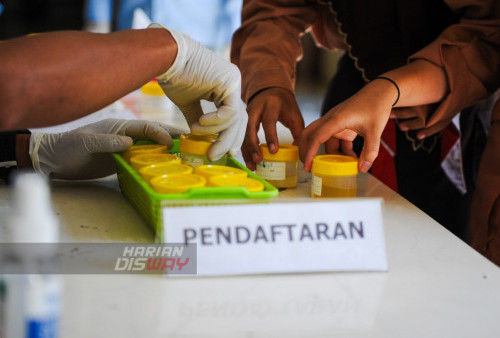 Sempel urine para pelajar di SMA Sejahtera Surabaya, Jawa Timur, Sabtu, 12 Agustus 2023. Kegiatan sosialisasi dan tes urin kepada pelajar tersebut berupa penyuluhan terkait P4GN atau Pencegahan dan Pemberantasan Peredaran Gelap Narkoba  itu diikuti 155 siswa SMA kelas 1 dan 185 siswa SMK kelas 1 yang bertujuan untuk meningkatkan pemahaman bahaya penyalahgunaan narkoba dan mengajak memerangi peredarannya di lingkungan sekitar. Julian Romadhon/Harian Disway)