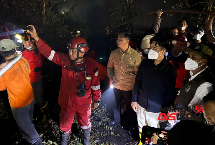 Peninjauan dilanjutkan ke Desa Sungai Malaya. Gibran bersama Raja Antoni melihat kondisi lapangan dan berkomunikasi dengan petugas yang tengah melakukan pemadaman. Gibran menyampaikan apresiasi sekaligus mengingatkan petugas agar menjaga keselamatan dan kesehatan selama menjalankan tugas. Foto: Kemenhut