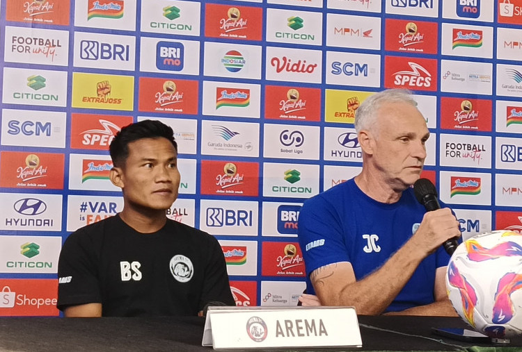 Arema FC Beruntung Saat Paul Munster Tak Dampingi Persebaya, Joel Cornelli: Peran Pelatih Sangat Krusial! 