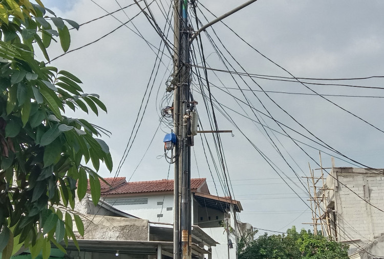 Internet Rp100 Ribu: Antara Harapan Warkop Menteng, Bisikan Kos Palmerah dan Gamang Sang Raksasa