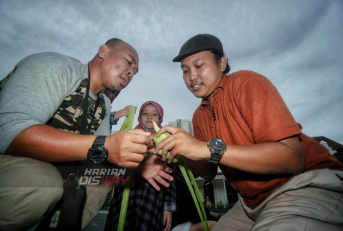 Ferry Ardy, Warga (kiri) dan Mustofa (kanan) membuat cangkang ketupat saat di Alun-alun Surabaya, Komplek, Balai Pemuda Surabaya, Jawa Timur, Kamis (27/4/2023). Pembelajaran membuat cangkang ketupat tersebut diinisiasi Kampoeng Dolanan (KD) dengan tujuan anak-anak dan warga mampu menganyam sendiri janur menjadi ketupat sehingga tradisi membuat ketupat untuk Lebaran Ketupat tetap terjaga. (foto: Julian Romadhon)