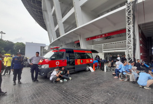 Ambulans Keluar Masuk GBK, Massa Kampanye Akbar Prabowo-Gibran Pingsan dan Sakit 
