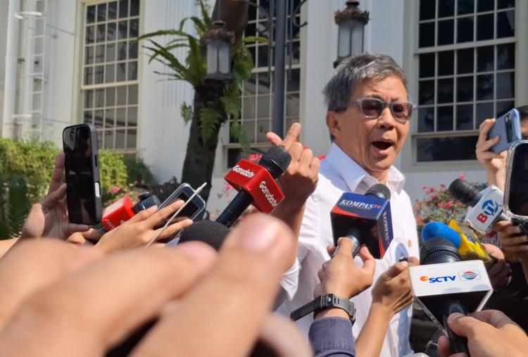 Gaya Centil Rocky Gerung saat Ikut Sidang Kabinet Perdana, Tetiba Finger Heart!