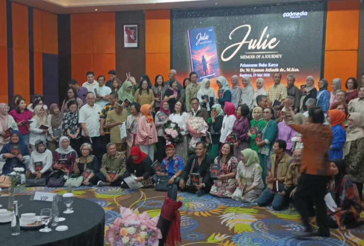 Buku Memoar Julie, Memoir of a Journey Ajak Pembaca Menemukan Makna Hidup