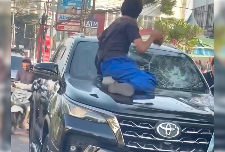 Viral Fortuner Diamuk Massa Diduga Tabrak Lari, Polisi Selidiki