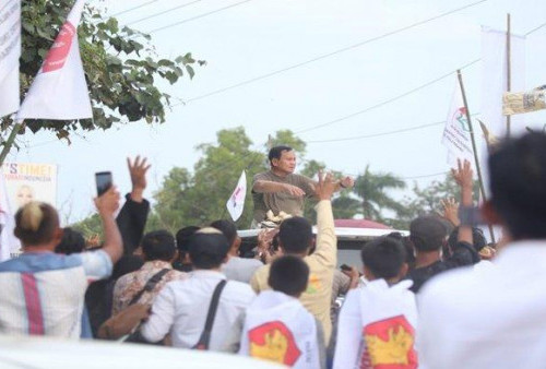 Blusukan di Palembang, Prabowo Bagi-Bagi Kaos