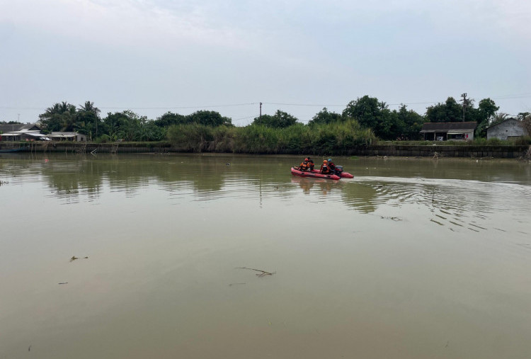 ABK Kapal Putra Mandala Terjatuh di Sungai Citarum, Tim SAR Masih Pencarian