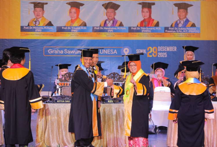 Bersih Desa Berbuah Gelar, Trisakti Dikukuhkan sebagai Guru Besar Unesa