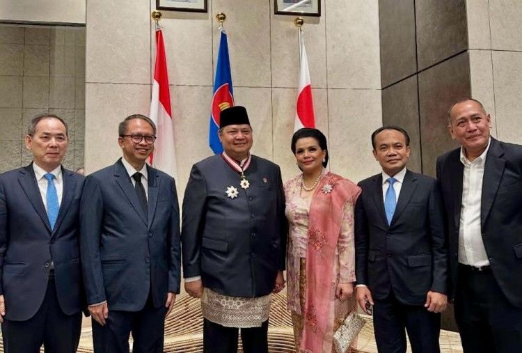 Airlangga Terima Bintang Jasa 'The Order of the Rising Sun, Gold, and Silver Star' dari Jepang