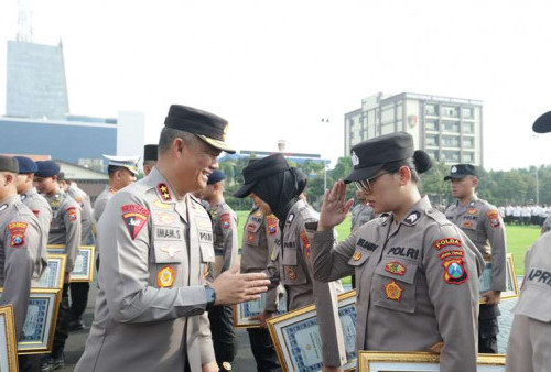 Kapolda Jatim Berikan Penghargaan Kepada 56 PNS dan Personel Polri