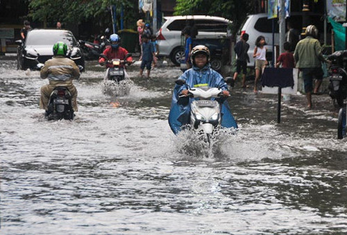 Evaluasi Banjir Surabaya: Air Dialirkan ke Jalan Agar Tak Masuk Rumah Warga