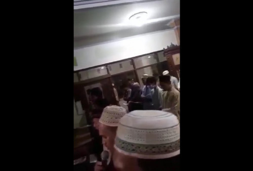 Viral! Jemaah Salat Tarawih Nyanyikan Lagu Indonesia Raya di Masjid, Warganet: Astaghfirullah!