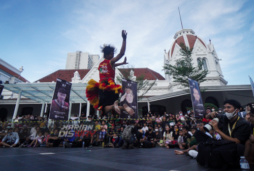 Sejumlah penari Bujang Ganong menghibur warga yang berkunjung di halaman Balai Pemuda Surabaya, Jawa Timur, Minggu, 22 Mei 2022. Tarian dan atraksi Bujang Ganong dalam Surabaya Business Forum (SBF) 2022 yang digelar selama dua hari tersebut untuk menyambut ulang tahun ke-729 Kota Surabaya. Foto: Julian Romadhon