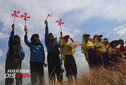 Usai Mengalungkan harapan pada Wong-Wongan Sawah, Anak -anak melanjutkan bermain dengan membunyingan kitiran kertas secara bersama-sama.  Angin yang kencang di arena persawahan menjadikan kitiran berputar semakin kencang.