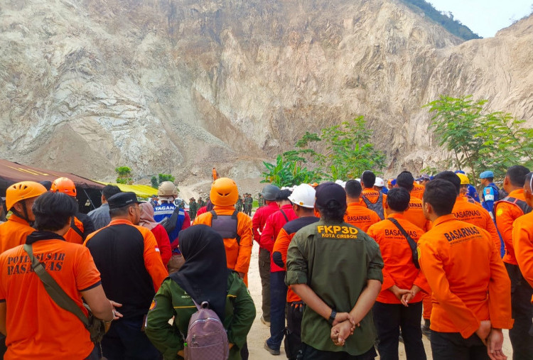 Sangat Berisiko, Operasi Pencarian Korban Longsor Tambang Cirebon Dihentikan