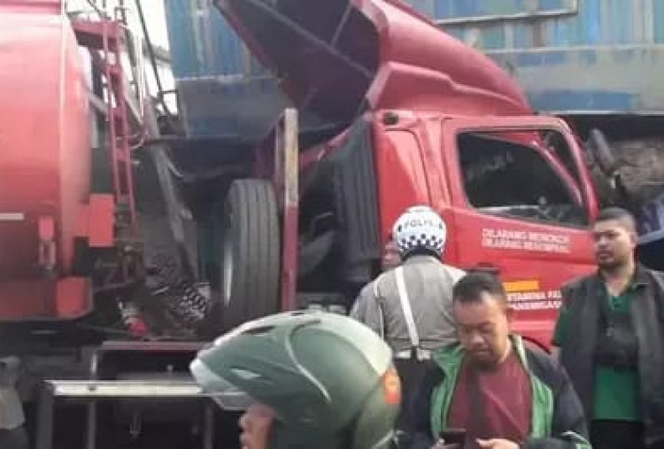 Truk Tangki BBM Tabrak Ruko Usai Hindari Sepeda Motor