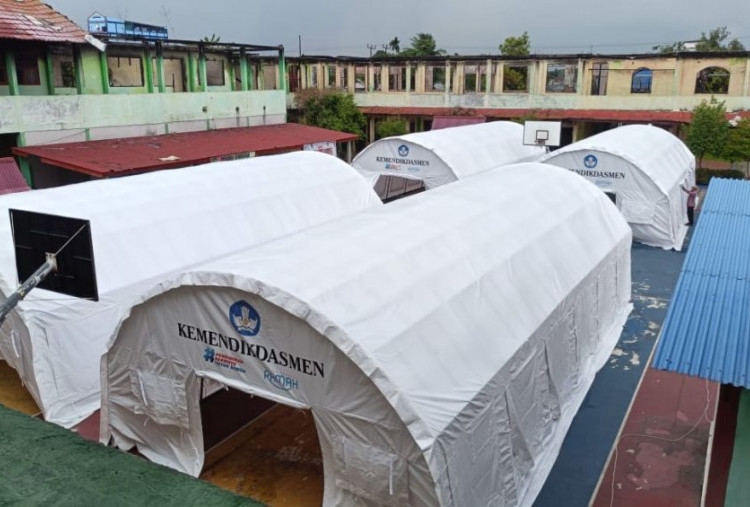 Kemendikdasmen Kirim Tenda-Tenda Darurat untuk Siswa SMAN 1 Tebing Tinggi yang Sekolahnya Terbakar
