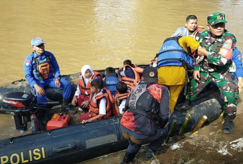 Siswa Garut Berangkat Sekolah Pakai Perahu Karena 'Jembatan Cinta' Putus Diterjang Banjir Bandang
