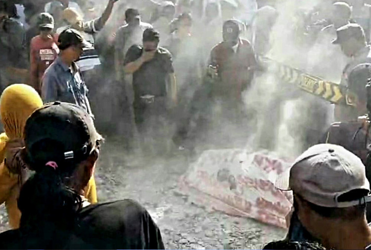 Makin Memanas! Ratusan Massa Bakar Keranda Mayat Buntut Abaikan 20 Laporan Kejahatan PSU