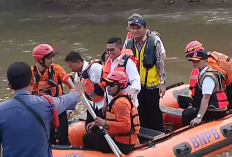 Tinjau Titik Banjir, Gubernur Andra Soni Ajak Sachrudin dan Benyamin Davnie Susuri Kali Angke 