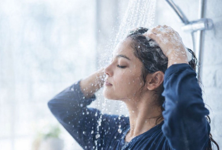 Hukum Islam Keramas di Siang Hari saat Puasa