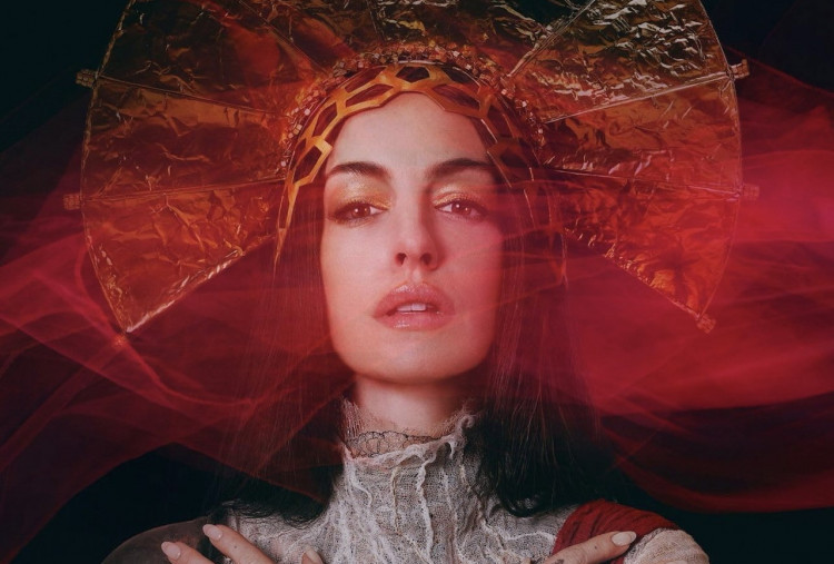 Sinopsis Mother Mary, Kisah Anne Hathaway Jadi Bintang Pop yang Sudah Habis