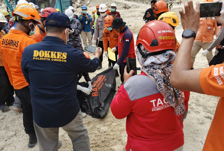 Dua Jenazah Ditemukan, Korban Longsor Gunung Kuda Cirebon Tembus 19 Orang