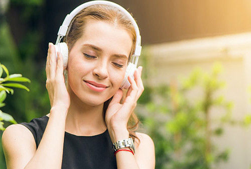 Tips Mendengarkan Musik yang Aman, Telinga Tetap Sehat Dengan 60:60