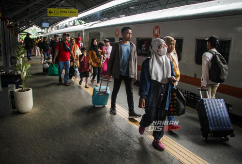 Penumpang turun dari kereta api di Stasiun Surabaya Gubeng, Surabaya, Jawa Timur, Minggu, 24 Desember 2023. 

Dalam masa Nataru, PT Kereta Api Indonesia (Persero) Daop 8 Surabaya mencatat sebanyak 93.833 penumpang selama 4 hari masa posko Nataru yang berangkat dari stasiun di wilayah kerjanya. (Moch Sahirol/Harian Disway)
