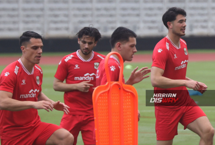 Latihan berlangsung di Stadion Madya, Senayan, Jakarta Pusat, pada Minggu (29/3/2026) sore. Suasana latihan terlihat intens dengan fokus pada pematangan taktik dan strategi yang akan diterapkan di pertandingan nanti. HARITSAH ALMUDATSIR/HARIAN DISWAY