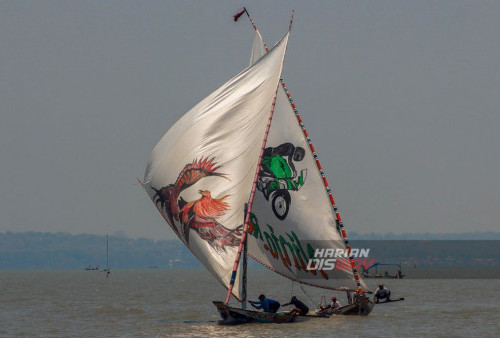 Peserta perahu layar tradisional berlomba menggapai garis finis di Pantai Kenjeran Surabaya, Jawa Timur, Minggu, 1 Oktober 2023. Lomba perahu layar yang digelar oleh mahasiswa Departemen Teknik Perkapalan, Fakultas Teknologi Kelautan ITS, program pengabdian kepada masyarakat ini sebagai bentuk pemberdayaan terhadap nelayan dalam melestarikan perahu layar tradisional yang berlangsung selama dua hari dan diikuti sebanyak 38 tim dari nelayan-nelayan di kawasan Kenjeran. Acara itu bagian dari kegiatan Semarak Mahasiswa Perkapalan, (SAMPAN) ITS 2023, yang tahun ini kembali digelar setelah vakum akibat pandemi Covid-19. (Muchamad Ma'ruf Zaky/Harian Disway)